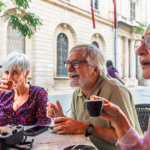 O impacto do convívio social no envelhecimento ativo ganha ainda mais relevância quando o Sindnapi - Sindicato Nacional dos Aposentados, Pensionistas e Idosos destaca como as relações humanas elevam a qualidade de vida.