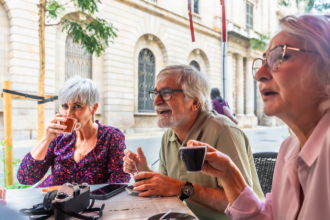 O impacto do convívio social no envelhecimento ativo ganha ainda mais relevância quando o Sindnapi - Sindicato Nacional dos Aposentados, Pensionistas e Idosos destaca como as relações humanas elevam a qualidade de vida.
