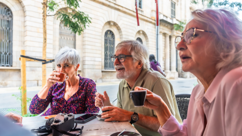 O impacto do convívio social no envelhecimento ativo ganha ainda mais relevância quando o Sindnapi - Sindicato Nacional dos Aposentados, Pensionistas e Idosos destaca como as relações humanas elevam a qualidade de vida.