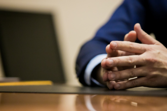 As secretarias de educação têm papel central na inovação por meio de governança, formação e continuidade, como destaca Gustavo Adolfo Morceli Rodrigues.