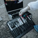 Instrumentos de investigação forense organizados para coleta e análise de evidências em uma cena de crime