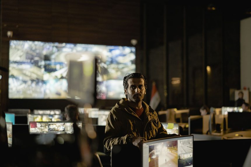 Equipe monitora imagens de vigilância em uma moderna central de controle de segurança.